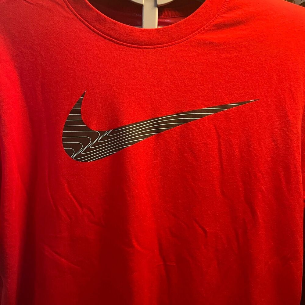 Nike Men's Dri-FIT Fitness T-Shirt The Nike Tee Red Size L Large FJ2464-657 - Picture 2 of 5